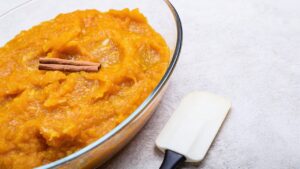 Abóbora macia envolvida em coco que cria uma mistura irresistivelmente cremosa