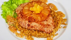 Filé de Frango com Abacaxi Caramelizado: Agridoce, Suculento e Aromático