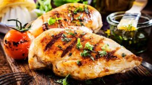 O detalhe que muda o sabor do frango feito na correria; veja só!