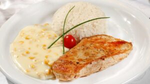 Frango empanado com creme de milho: passo a passo fácil