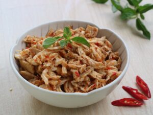 Como deixar o frango desfiado suculento e pronto para a semana