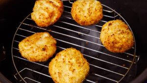 Temperei, empanei e a airfryer fez um frango crocante digno de restaurante