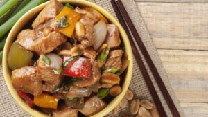 Uma frigideira, poucos minutos e um frango xadrez digno de restaurante