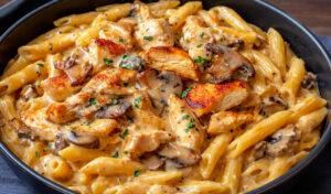 Frango com massa cogumelos e um molhinho cremoso e delicioso