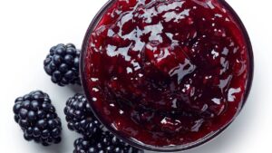 A geleia caseira de amora que deixa torradas, bolos e iogurtes muito mais gostosos