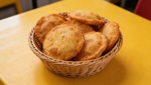 Hambúrguer Envolvido em Massa de Pastel: Crocante por Fora e Suculento por Dentro