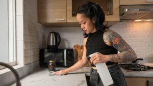 7 dicas para acabar com as formigas e as baratas na cozinha