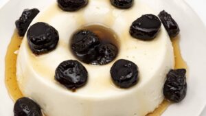 Manjar de Coco: Clássico, Delicado e Perfeito com Calda de Ameixa