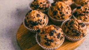Muffins de Manteiga de Amendoim e Pepitas de Chocolate Fáceis e Fofinhos