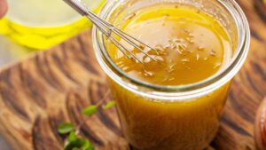 Molho de mel e mostarda para temperar frango e salada