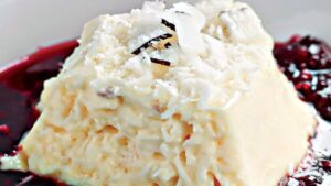 Poucas sobremesas são tão viciantes quanto essa mousse de coco super cremosa e geladinha