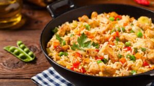 Para variar nas refeições, inove com a receita de Arroz Frito Chinês