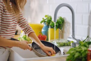 Como cozinhar sem sujar tudo: dicas práticas de organização