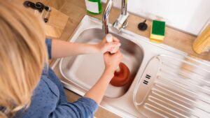 Pia da cozinha entupiu? Veja soluções simples que você pode fazer hoje