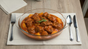 Picadinho com Batatas Simples, nutritivo e ideal para uma refeição completa e acolhedora