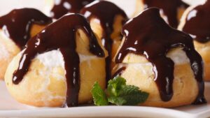 Profiteroles: Bolinhas Leves Recheadas com Creme e Cobertas com Chocolate