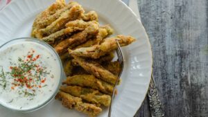 Quiabo Frito Crocante com Molho de Iogurte Picante: Sequinho, Dourado e Irresistível