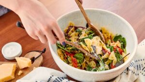 Essa salada de macarrão resolve almoço, churrasco e marmita