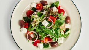 Salada Grega: Refrescante, Colorida e Cheia de Sabor