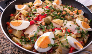Salada de bacalhau com batata e grão de bico (fácil de fazer e fica tão boa)
