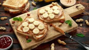 O lanche rápido de banana com pasta de amendoim que parece simples, mas surpreende no sabor