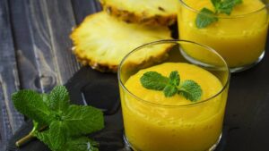 Suco de Abacaxi com Hortelã O suco gelado que mistura frescor intenso com doçura perfeita