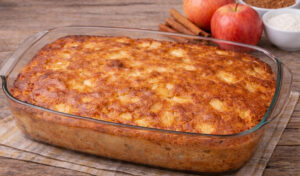 Tarte de maçã e canela na travessa (rápida, fácil e irresistível)