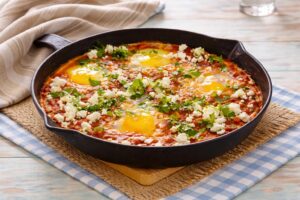 Jantar em 20 Minutos: Tomatada de Feijão com Ovos Escalfados