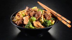 Uma panela só, muitos sabores e um yakisoba que perfuma a cozinha inteira