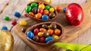 Vai comprar chocolate na Páscoa? Veja como escolher opções mais saudáveis