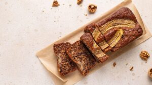Bolo fit de banana sem açúcar é opção prática para o café