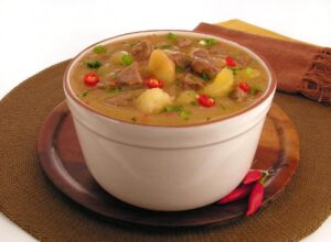 3 caldos de mandioca para aproveitar a chegada do outono com mais sabor