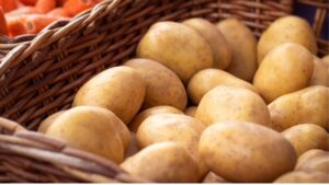 O motivo de você nunca dever guardar batatas com cebolas