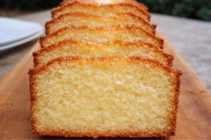 Bolo Caseiro Fofinho de Padaria: A Receita Simples que Perfuma a Casa e Conquista no Primeiro Corte