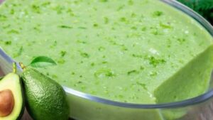 Mousse de Abacate CREMOSO que Parece Sobremesa de Restaurante e Fica Pronto em Minutos