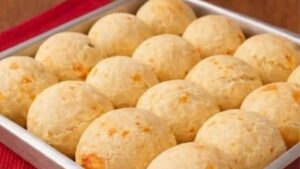 Pão de Queijo PERFEITO, Crocante por Fora e Puxento por Dentro que Some da Mesa em Minutos