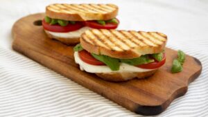 Sanduíche Caprese Uma combinação simples que entrega leveza e muito sabor