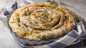Spanakopita Torta Grega Camadas crocantes escondem um recheio de espinafre que surpreende no sabor