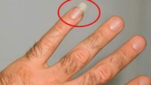O mistério da unha longa do dedo mindinho: por que algumas pessoas mantêm esse hábito?