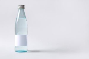 Água engarrafada vence? Veja quanto tempo ela pode durar