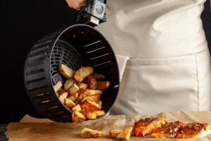 Air fryer engordurada? Veja como limpar de forma fácil e rápida