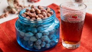 Esse amendoim doce crocante é tão viciante que vai roubar a cena entre os seus petiscos