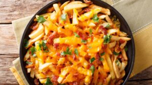 Uma travessa de batata com cheddar e bacon que conquista todo mundo