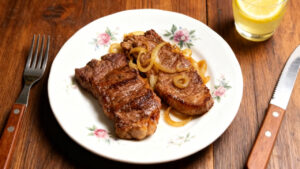 Com poucos ingredientes o Bife Acebolado para seu Jantar mais Feliz