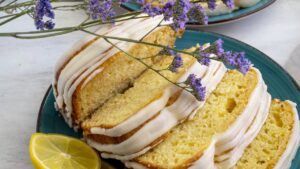 Bastou um pedaço desse bolo de baunilha com limão para todo mundo pedir a receita