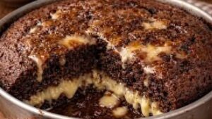 Bolo de chocolate caseiro com recheio cremoso que escorre por dentro: tão molhadinho que todo mundo pede a receita
