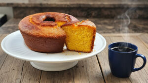 O creme de leite entra na massa e deixa esse bolo de flocão surpreendentemente macio
