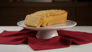 Basta bater tudo e esperar o perfume tomar conta da casa Bolo de Mandioca de Liquidificador