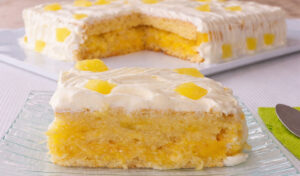 Este bolo de ananás fica muito cremoso e com um sabor fantástico