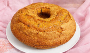 Este Bolo de Iogurte fica fofinho e com aquela crostinha deliciosa e bem crocante